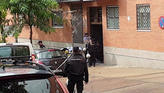 Agentes de la Policía Nacional, detienen al hombre que ha mantenido secuestrada a su expareja durante varias horas en un piso de Leganés /Madrid (España), a 14 de octubre de 2019.