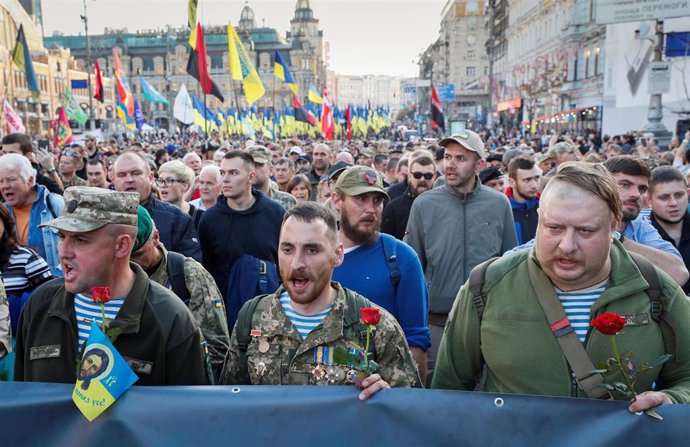 Veteranos y militares manifestándose en Kiev