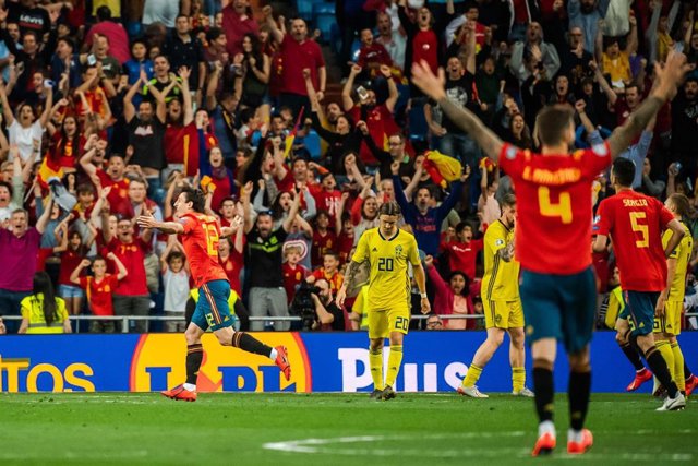Mikel Oyarzabal celebra su gol en la victoria de la selección española de fútbol ante Suecia en el Santiago Bernabéu