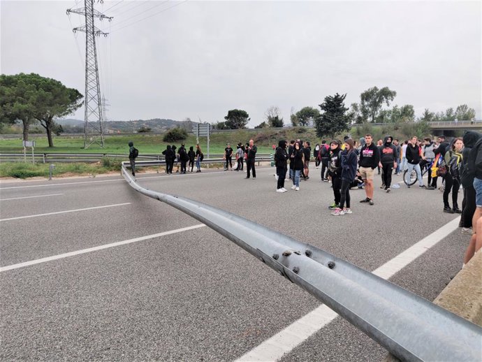 Més de 1.000 manifestants tallen l'AP-7 a Girona amb objectes en la via, en protesta per la sentncia del procés independentista.