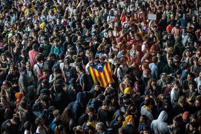 Una multitud de personas se concentran en el Aeropuerto de Barcelona-El Prat en protesta por la sentencia del Tribunal Supremo sobre el juicio del procés, en Barcelona (España), a 14 de octubre de 2019.