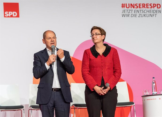 El ministro de Finanzas alemán, Olaf Scholz, y su compañera en la elección del nuevo líder del SPD, Klara Geywitz.