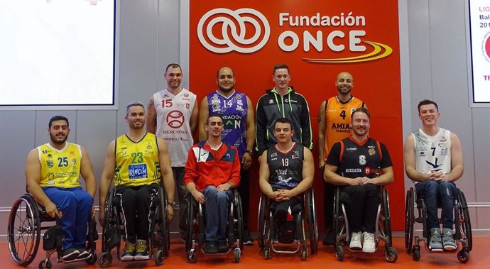 Jugadores representando a los diez equipos de la División de Honor 2019-2020 de baloncesto en silla de ruedas