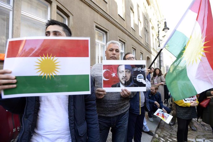 Protesta en República Checa contra la ofensiva turca en Siria