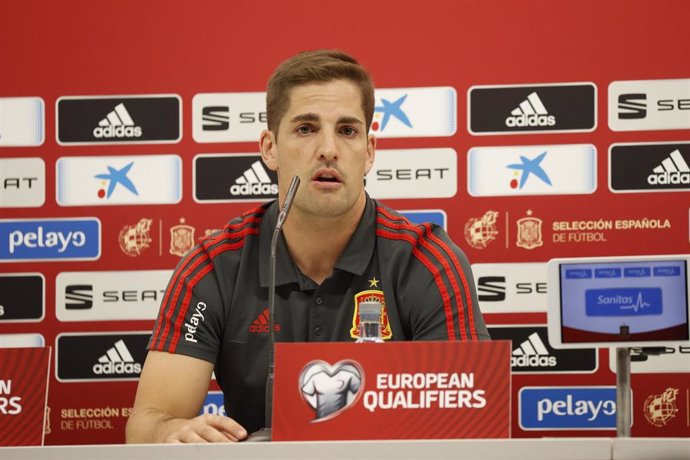 El seleccionador de la Selección de fútbol de España, Robert Moreno González, da declaraciones en una rueda de prensa ante los medios en el estado de El Molinón (Gijón).