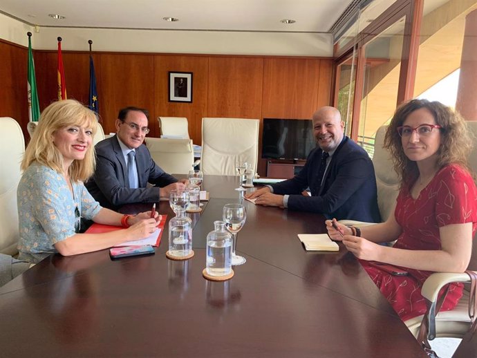 El consejero de Educación, Javier Imbroda, se ha reunido este lunes con las secretarias generales de UGT-A, Carmen Castilla; de CCOO-A, Nuria López; y el presidente de la CEA, Javier González de Lara.