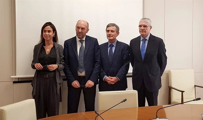 Cofiño, segundo por la izquierda.