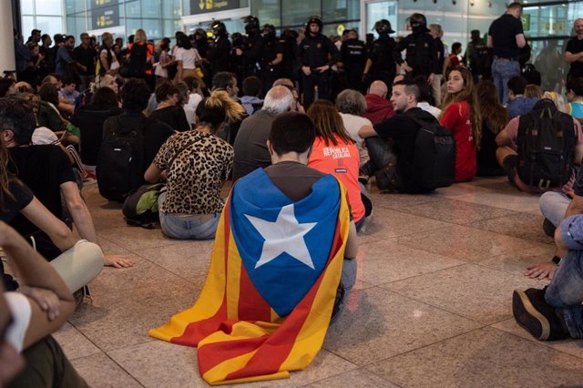 Sentada en el Aeropuerto de Barcelona - El Prat por la sentencia del procés