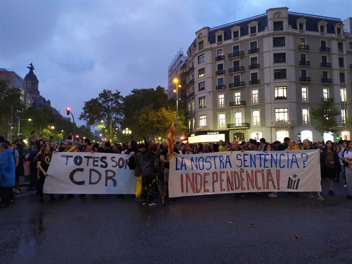 Centenars de persones es concentren al passeig de Grcia convocades pels CDR