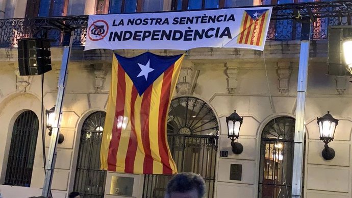 El Ayuntamiento de Lleida cuelga una pancarta con una corona del revés
