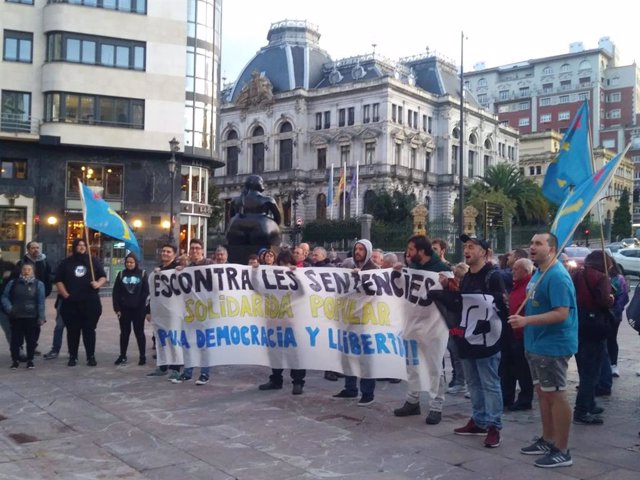 Concentración en Oviedo contra la sentencia del procés.