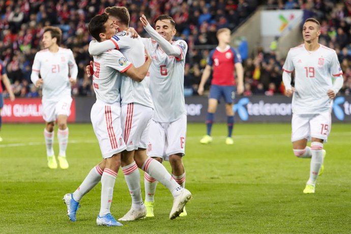 Saúl Ñíguez se abraza con sus compañeros de la selección española tras marcar ante Noruega