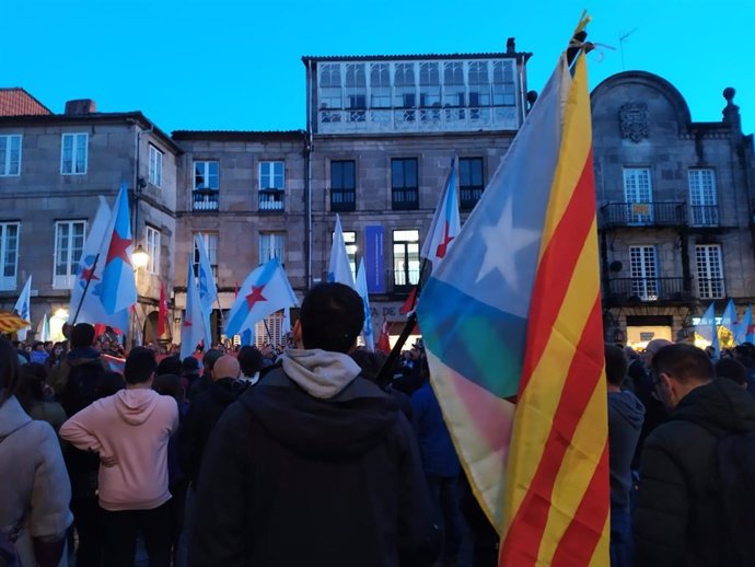 Concentración convocada por la plataforma 'Galiza con Catalunya' en Santiago de Compostela tras la sentencia del procés