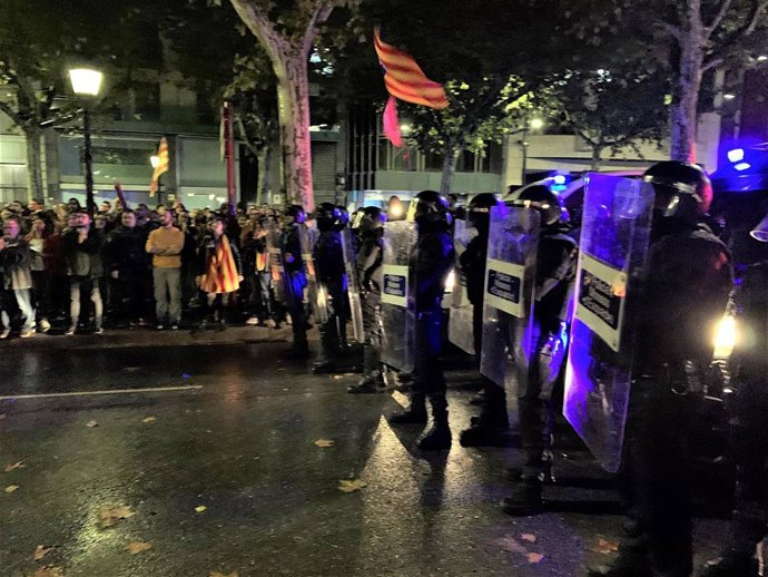 Los Mossos d'Esquadra en la concentración ante la Subdelegación del Gobierno en Lleida