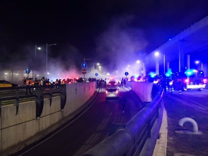 La policía inicia acciones para desalojar a manifestantes del exterior del Aeropuerto de Barcelona-El Prat