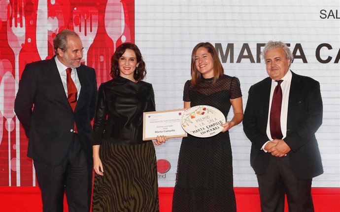 La presidenta de la Comunidad de Madrid, Isabel Díaz Ayuso, en los IV Premios de la Academia Madrileña de la Gastronomía, donde ha entregado el galardón en la categoría de Restaurante a Horcher