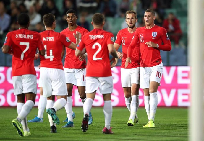 14 October 2019, Bulgaria, Sofia: England's Ross Barkley (R) celebrates scoring his side's second goal of the game with teammates during the UEFA EURO 2020 qualifying Group A soccer match between Bulgaria and England at The Vasil Levski National Stadium
