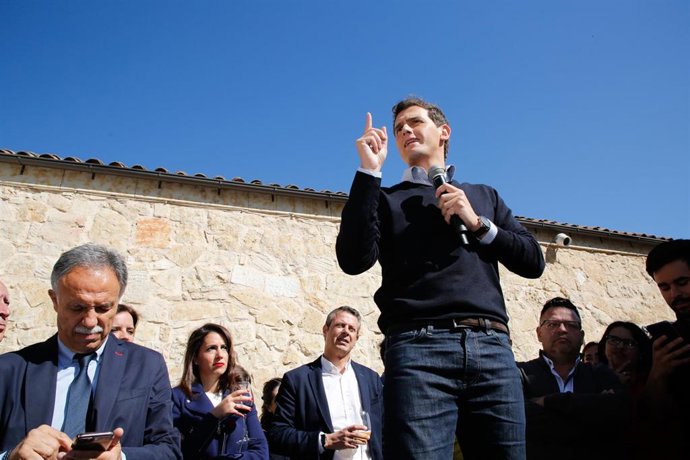 El presidente de Ciudadanos, Albert Rivera, durante un encuentro con simpatizantes llamado 'Vamos de cañas con Albert Rivera' en el patio del Casino del Tormes, en Salamanca (Castilla y León, España), a 10 de octubre de 2019. Le acompaña el cabeza de li