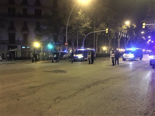 Furgones de Mossos disuelven a los pocos manifestantes en la Gran Via de Barcelona procedentes de una concentración ante la Jefatura de Policía de la Via Laietana