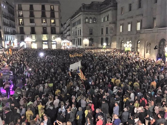 Miles de asistentes en la concentración de ANC y mnium en la plaza Sant Jaume de Barcelona contra la sentencia del proceso independentista