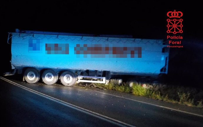 Imagen del camión que ha sufrido un accidente en Valtierra