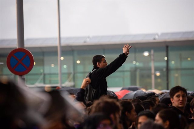 Un manifestante en el Aeropuerto de Barcelona-El Prat, donde se ha producido una protesta por la sentencia del Tribunal Supremo sobre el juicio del ‘procés’, en Barcelona (España), a 14 de octubre de 2019.