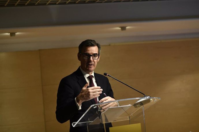El secretario general del Tesoro, Carlos San Basilio, durante su intervención en la rueda de prensa sobre el papel del MEDE y el futuro de la Unión Económica y Monetaria.