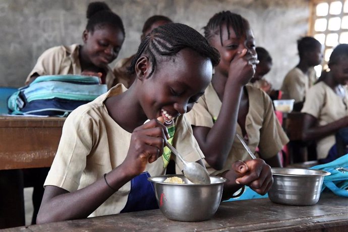 Niñas comiendo en una escuela en RDC