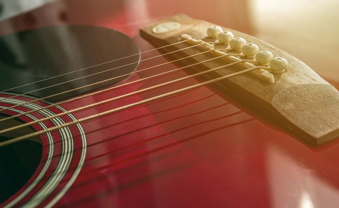 Una cuerda de nano-guitarra que toca por sí misma