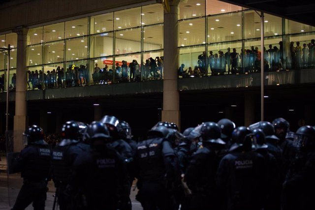 Policías y manifestantes en el Aeropuerto de Barcelona-El Prat, donde se ha producido una protesta por la sentencia del Tribunal Supremo sobre el juicio del ‘procés’, en Barcelona (España), a 14 de octubre de 2019.