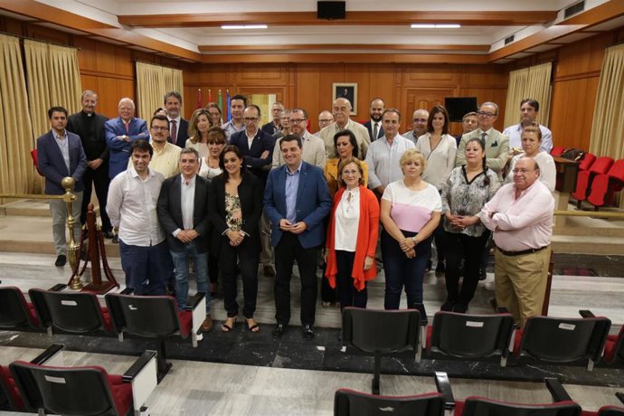 Bellido y Ruiz (centro) con los miembros de la Comisión de Casco Historico en el Ayuntamiento de Córdoba.