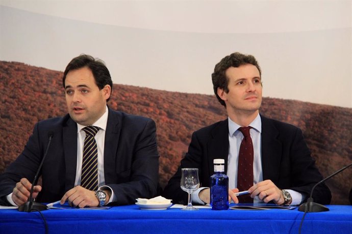 El presidente nacional del PP, Pablo Casado, y el presidente regional del partido, Paco Núñez