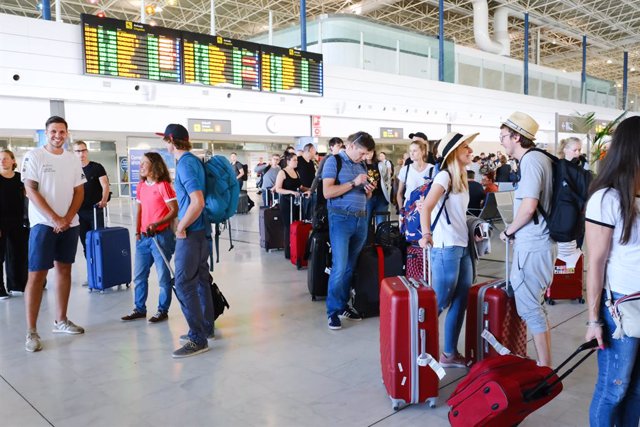 Varios turistas hacen cola frente a los mostradores de la compañía de viajesThomas Cook en el aeropuerto de Fuerteventura (Canarias), horas después de que la compañía británica anunciase su quiebra, a 23 de septiembre de 2019