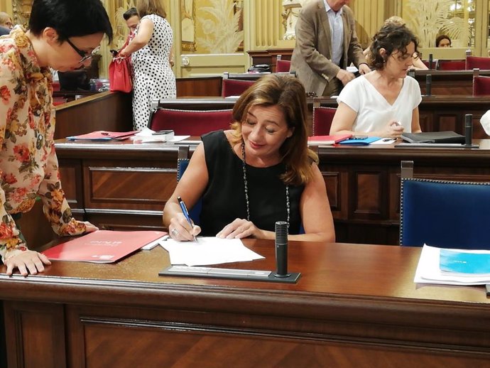 La presidenta del Govern, Francina Armengol, preparándose para el pleno minutos antes de dar comienzo la sesión.