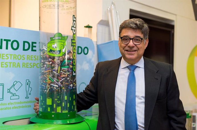 El consejero delegado de Ecopilas, José Pérez, junto a un contenedor para reciclar pilas usasdas.