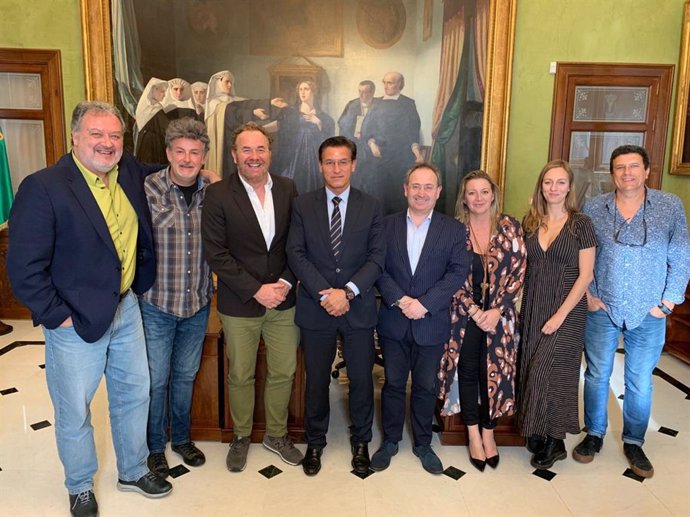 El alcalde de Granada con representantes de asociaciones culturales