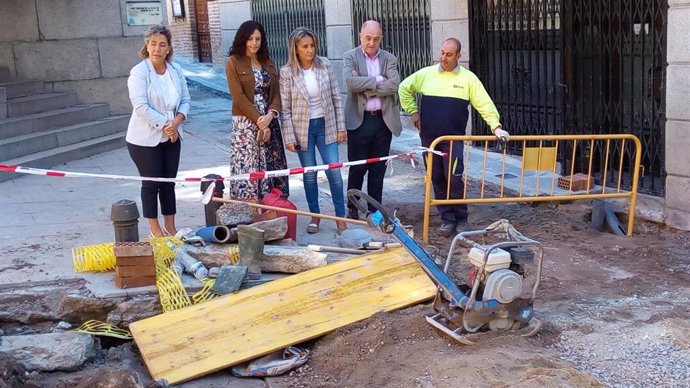 La alcaldesa de Toledo, Milagros Tolón (c), visita las obras de la calle Navarro Ledesma.