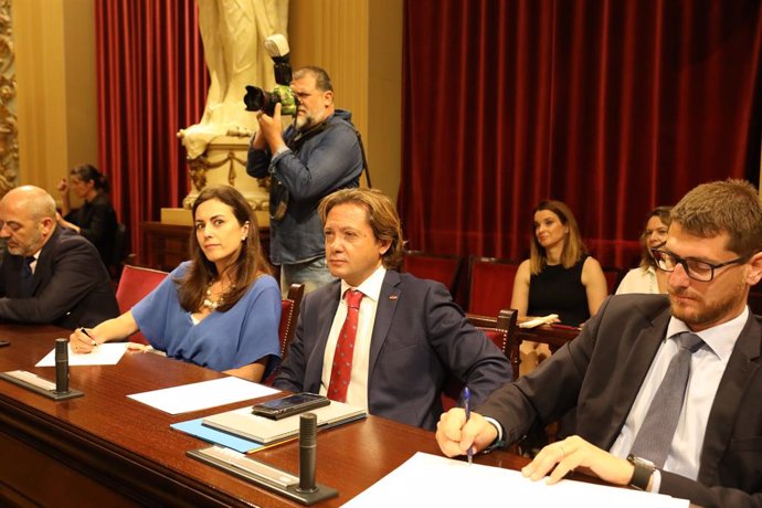 Els diputats de Vox, amb Jorge Campos al centre, en els seus escons en el Parlament durant la investidura d'Armengol