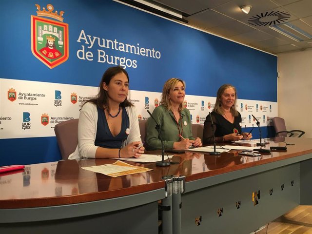 De izquierda a derecha, Verónica Ibáñez, miembro de la Coordinadora de ONGD de Burgos, Sonia Rodríguez, concejal de Servicios Sociales y Carmen Díaz, miembro de la Coordinadora de ONGD de Burgos.