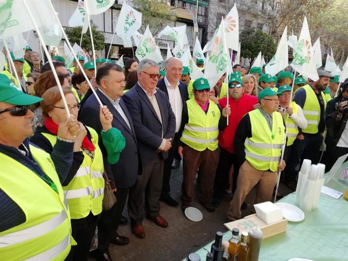 El secretario general de UPA-A, Miguel Cobos, en el centro de la imagen, durante una concentración de olivareros convocada por UPA en Córdoba contrra los bajos precios del aceite en origen. (Foto de archivo).