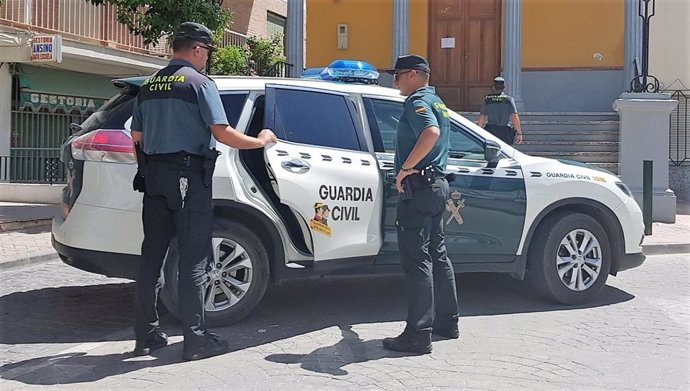 Vehículo de la Guardia Civil de Jaén con agentes.