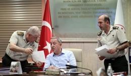 El ministro de Defensa de Turquía, el general Hulusi Akar, acompañado por mandos militares