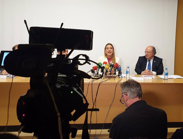 Ana del Fraile atiende a los medios de comunicación en el CIC de Salamanca en presencia del vicerrector de la USAL Enrique Cabero.