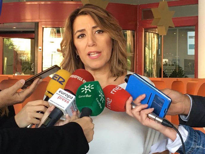 La secretaria general del PSOE-A, Susana Díaz, en declaraciones a los periodistas antes de participar en el VIII Congreso Autonómico de CSIF Andalucía en Sevilla