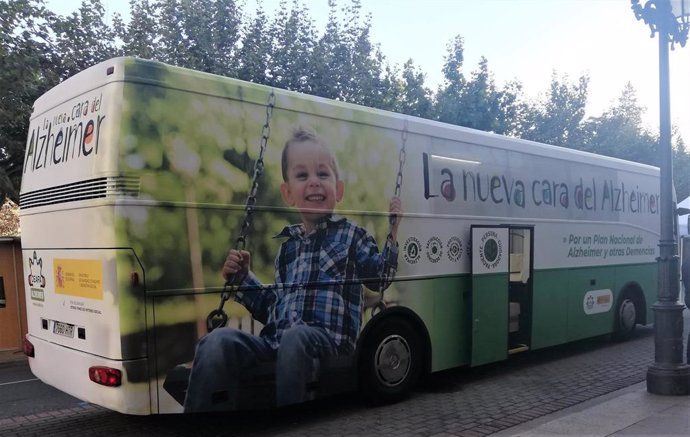 Una campaña, centrada en un autobús itinerante con el lema 'La nueva cara del Alzheimer', intenta visibilizar y concienciar sobre los retos pendientes en torno a esta enfermedad.