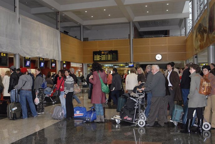 Pasajeros esperando turno en los mostradores del aeropuerto de Parayas de la ciudad de Santander. 