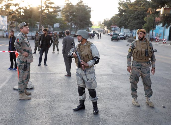 Policías afganos vigilan en un puesto de control en Kabul, Afganistán