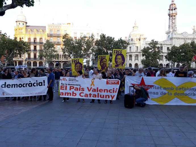 Concentración contra la sentencia del 'procés' este pasado lunes 14 de octubre en la Plaza del Ayuntamiento de Valncia
