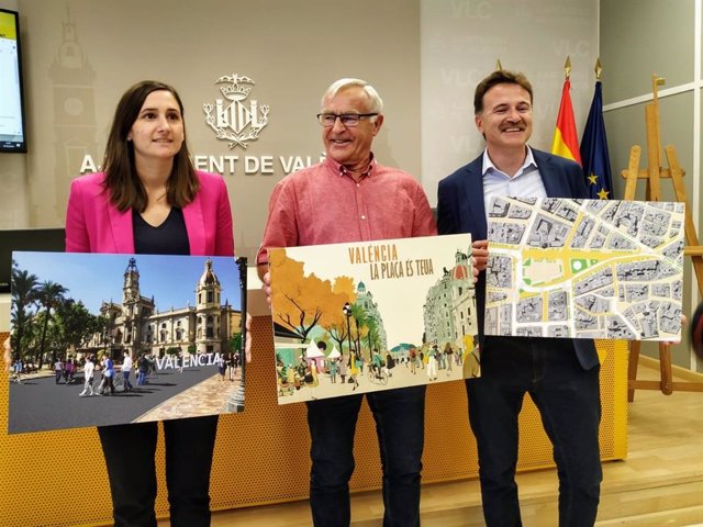 El alcalde de València, Joan Ribó (centro de la imagen), y los concejales Elisa Valía y Giuseppe Grezzi presentan la peatonalización de  la plaza del Ayuntamiento
