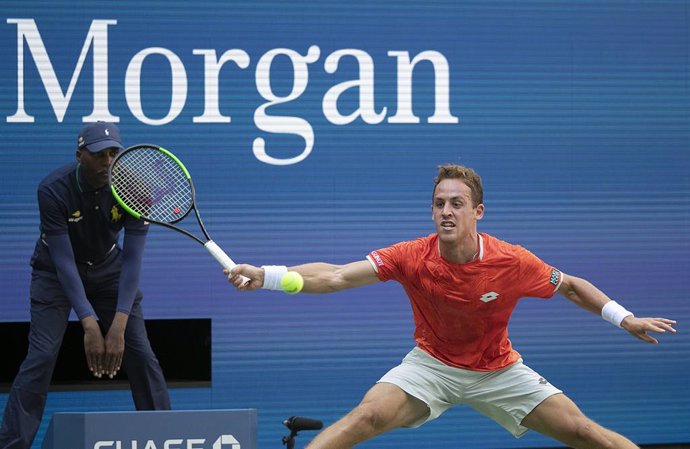 Tenis.- El tenista español Roberto Carballés supera su estreno en el torneo de M